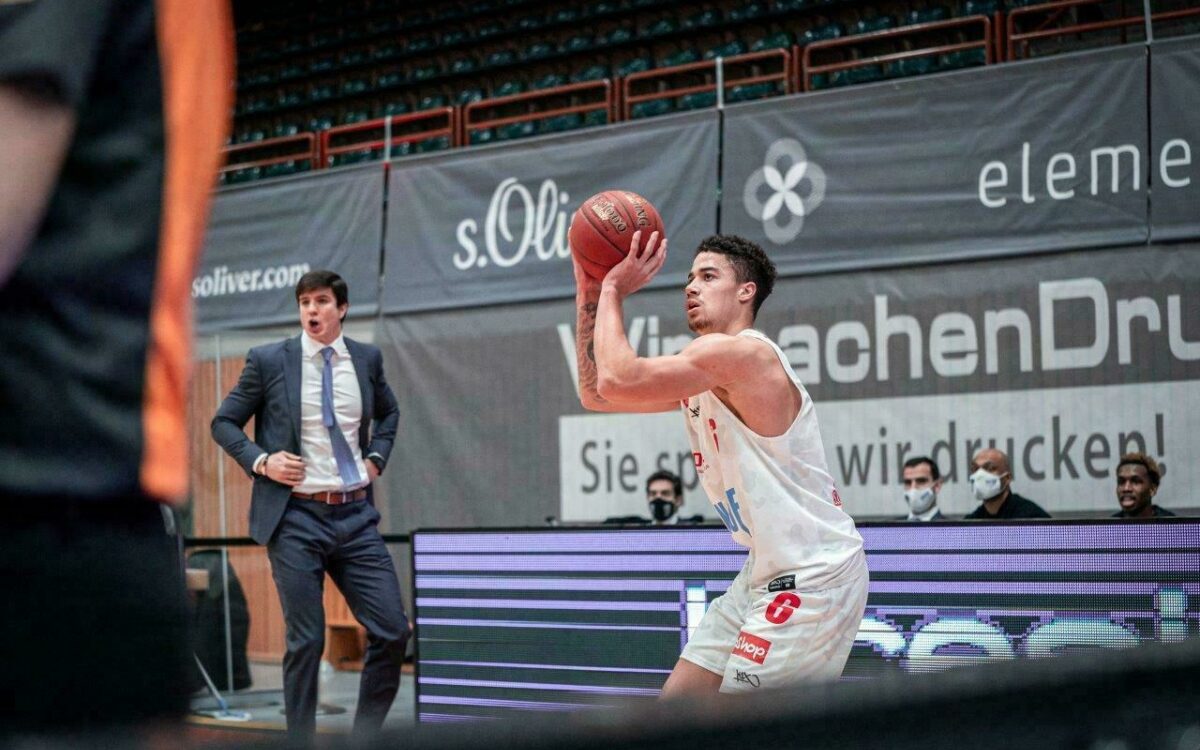 SOW s Oliver Würzburg Joshua Obiese bei einem Wurf Heimspiel Saison 20 21 SOW s Oliver Würzburg Joshua Obiese bei einem Wurf Heimspiel Saison 20 21